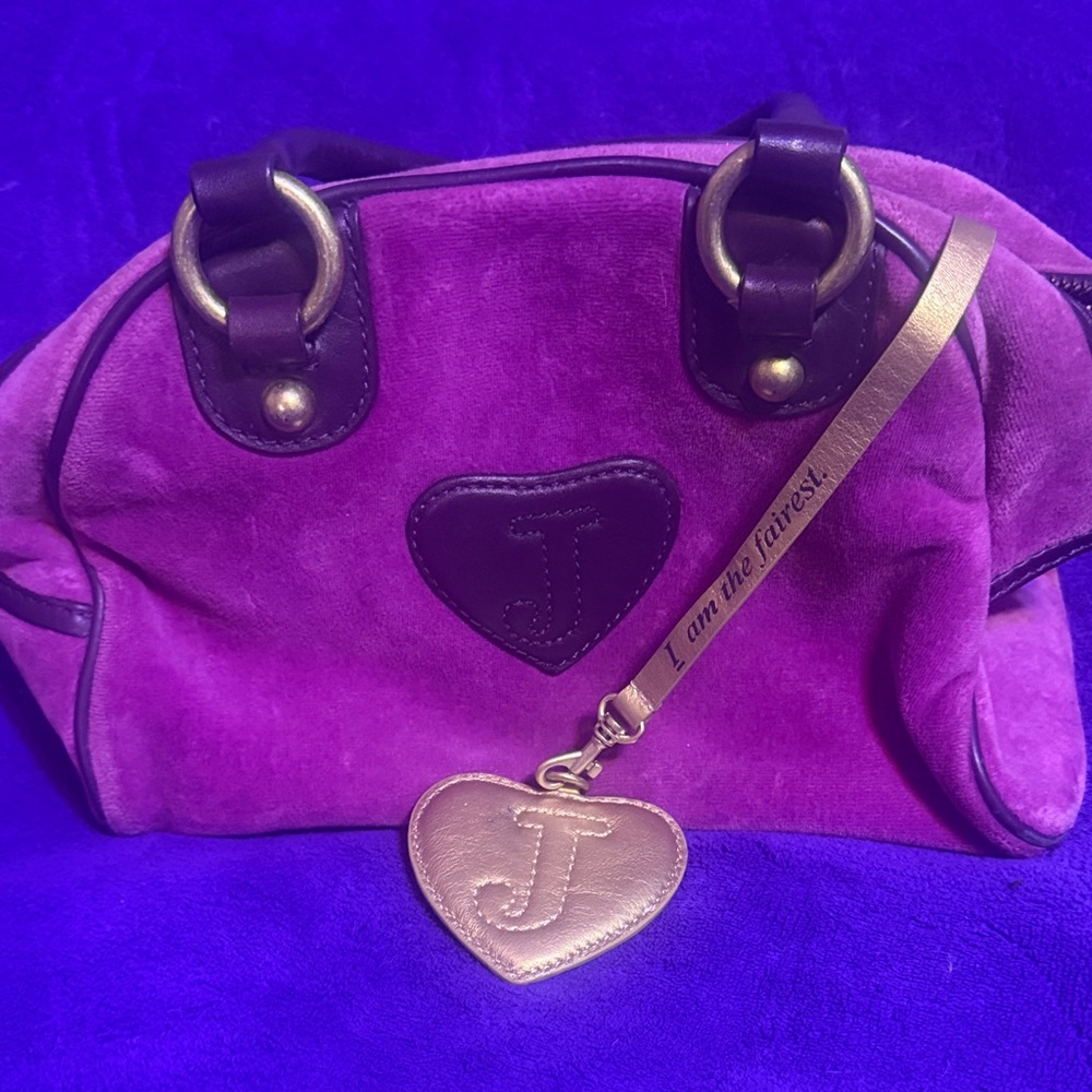 JUiCY COUTURE*Dark Purple VELOUR BABY-BOWLER Bag*with CHARMs & MiRROR-GOLD-iN - Picture 4 of 5